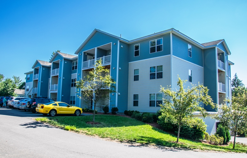 The Summit at Twin Ponds Pet Friendly Apartments Nashua, NH